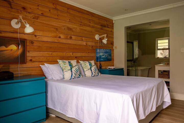 Cheerful 3-bedroom home with pool gallery image 3