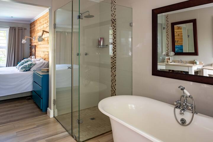 Cheerful 3-bedroom home with pool gallery image 5