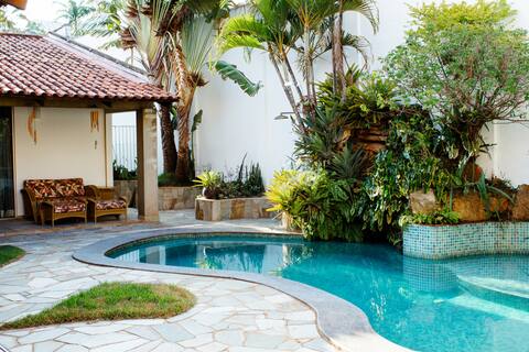 Large and pleasant house with pool