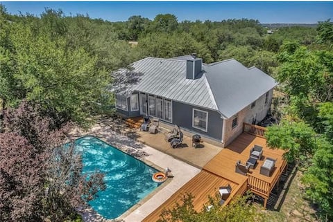 Heated Pool, lake view, fire pit, entire home