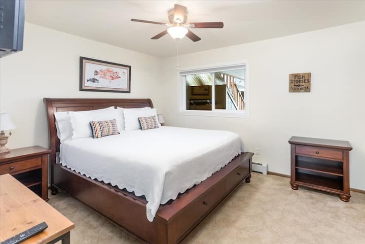 Спална соба 1 - брачен кревет (широк 180-220 см)