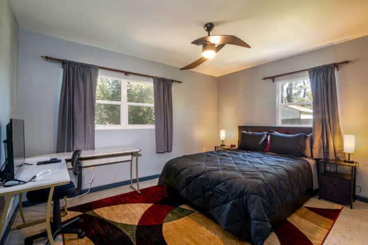 Segundo dormitorio con espacio de trabajo de oficina, impresora agregada después de la foto.