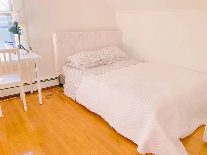 Peaceful and safe room in east rock close to yale Houses for Rent in