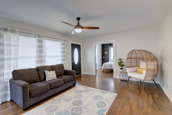 {Charming Bungalow} 2 Living Rooms + Grill+ Yard - Arkansas