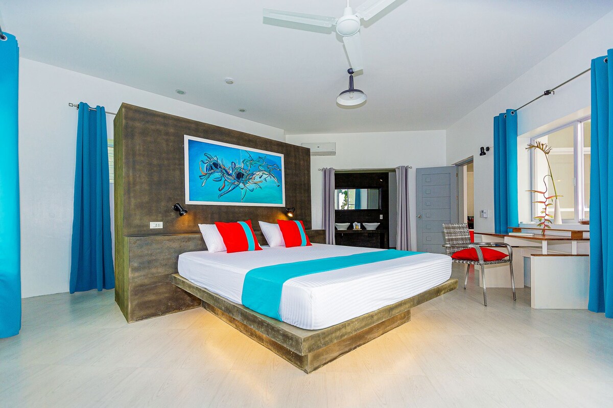 ห้องสวีท Sunset-View หลักเป็นห้องพักที่กว้างขวางพร้อมตู้เสื้อผ้าแบบวอล์คอินที่ซ่อนอยู่สำหรับเสื้อผ้าและข้าวของทั้งหมดของคุณ โต๊ะดีไซเนอร์ทำด้วยมือเชิญมาเขียนบันทึกประจำวันหรือทำงานในโครงการออนไลน์ของคุณในขณะที่เพลิดเพลินกับวิวสระว่ายน้ำและทะเล