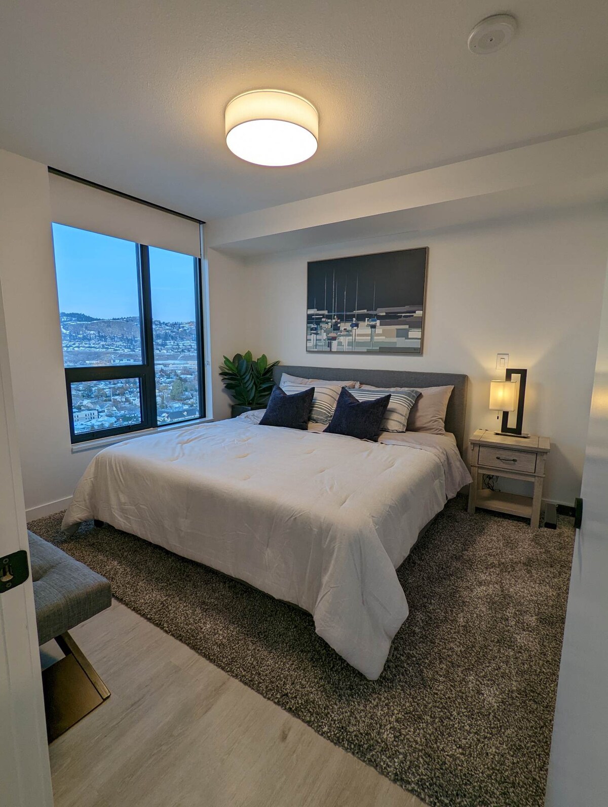 ห้องนอนพร้อมเตียงคิงไซส์