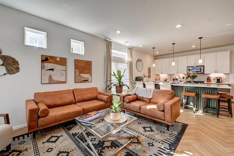 Top performing Airbnb: Luxury, comfortable escape w/King, 12 min from DIA in Commerce City