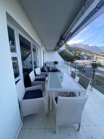 Best scenic view in Cape Town, Clifton. 2-bed apt gallery image 3