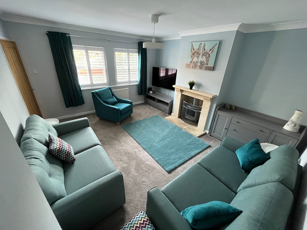 Top Airbnb: Seaside Stays - Modern 4 bed home with sea views in Gosport