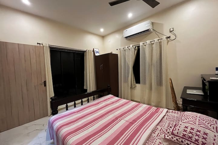 # Chumba cha kulala chenye kiyoyozi1 ||| Na nafasi ya kufanya kazi, meza ya pembeni, sehemu 1 ya kuhifadhi, madirisha 2 makubwa na bafu iliyoshikamana