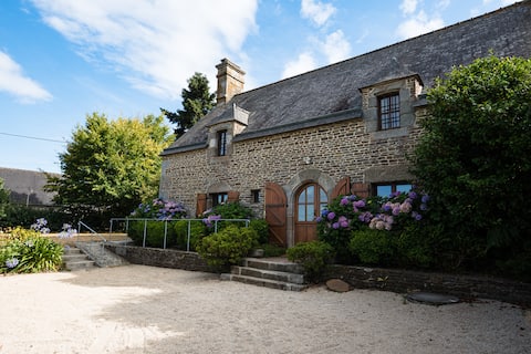 Cottage with hot tub, Mont St Michel Bay