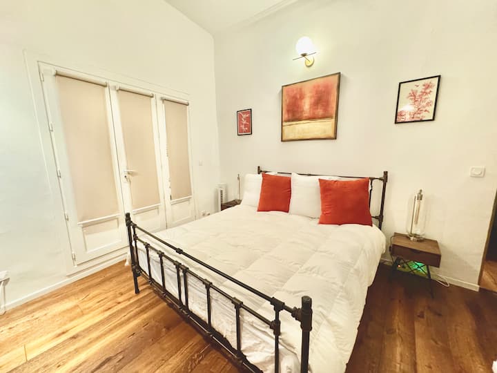 غرفة النوم الرئيسية – مرتبة كينج ممتازة + ستائر تعتيم. يقع في الجزء الخلفي من الشقة: هادئ جدًا للنوم. 