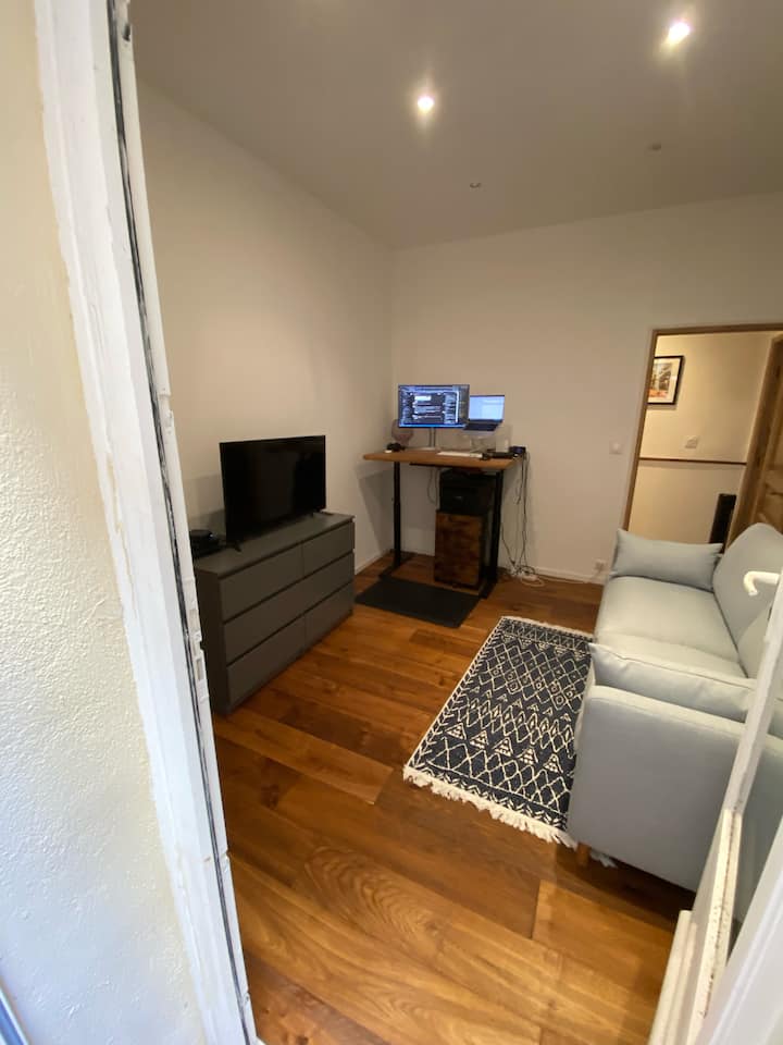 غرفة الضيوف الثالثة مع سرير أريكة قابل للسحب (مرتبة كاملة الحجم - 140 سم × 180 سم) تطل على الشرفة. 
يتضاعف أيضًا كمكتب مع مكتب قائم يمكن ضبطه على الارتفاع. 