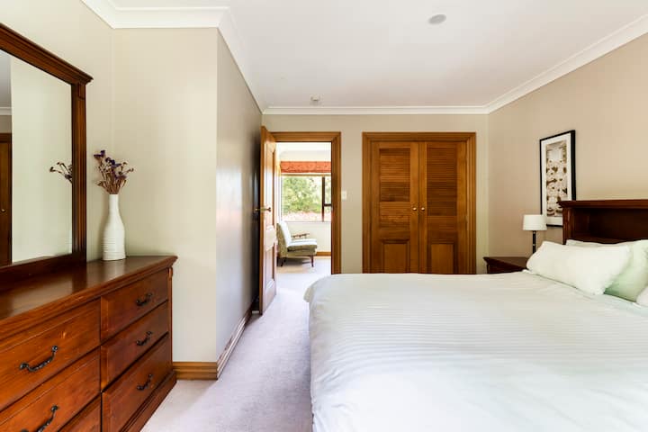 واحدة من ثلاث غرف نوم في الطابق العلوي (كلها مفتوحة على شرفة محمية).