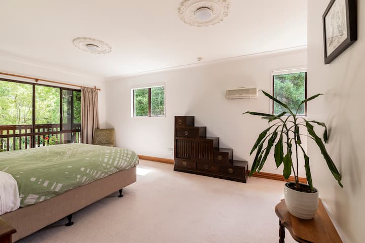 غرفة النوم الرئيسية في الطابق العلوي (مع حمام داخلي).