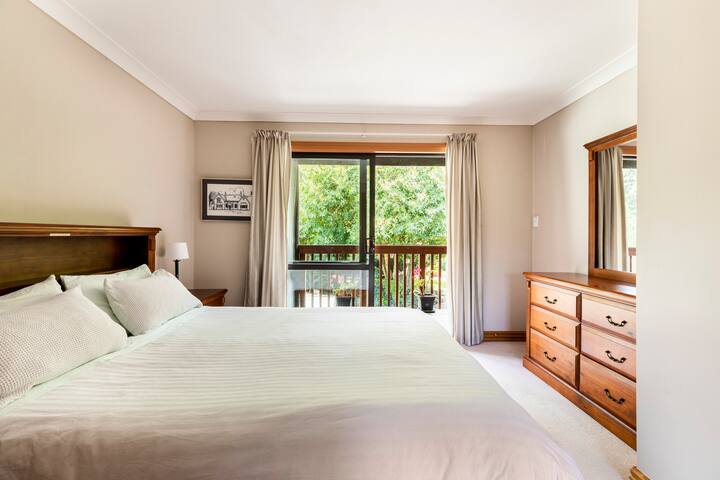 واحدة من ثلاث غرف نوم في الطابق العلوي (كلها مفتوحة على شرفة محمية).