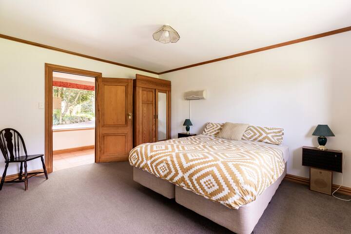 غرفة نوم رئيسية في الطابق السفلي مع حمام داخلي.