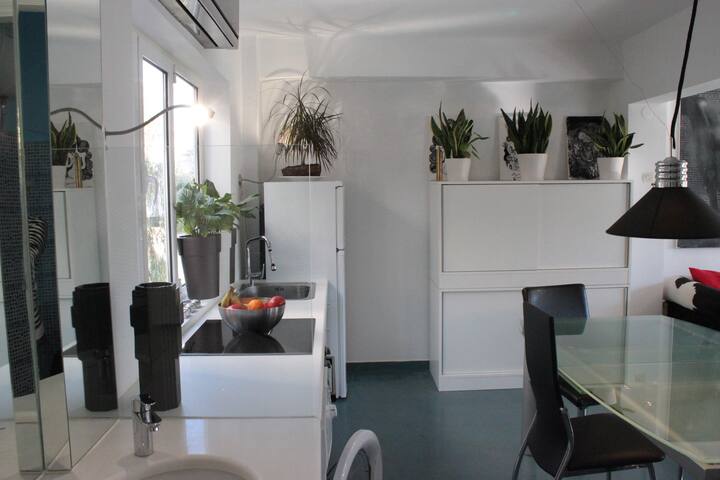 2 Central Athens Apts w/ Rooftop & Balconies. CT13 gallery image 3