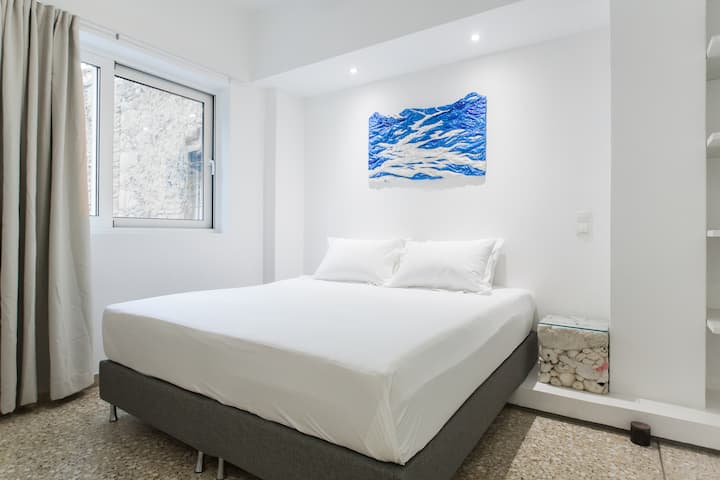 อพาร์ทเมนท์ชั้น 1: ห้องนอนพร้อมเตียงคู่ขนาดคิงไซส์ (สามารถจัดเป็นเตียงเดี่ยว 2 หลังได้)