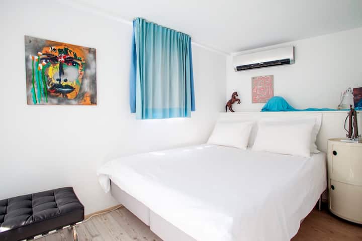 อพาร์ทเมนท์ชั้น 4: ห้องนอนพร้อมเตียงควีนไซส์