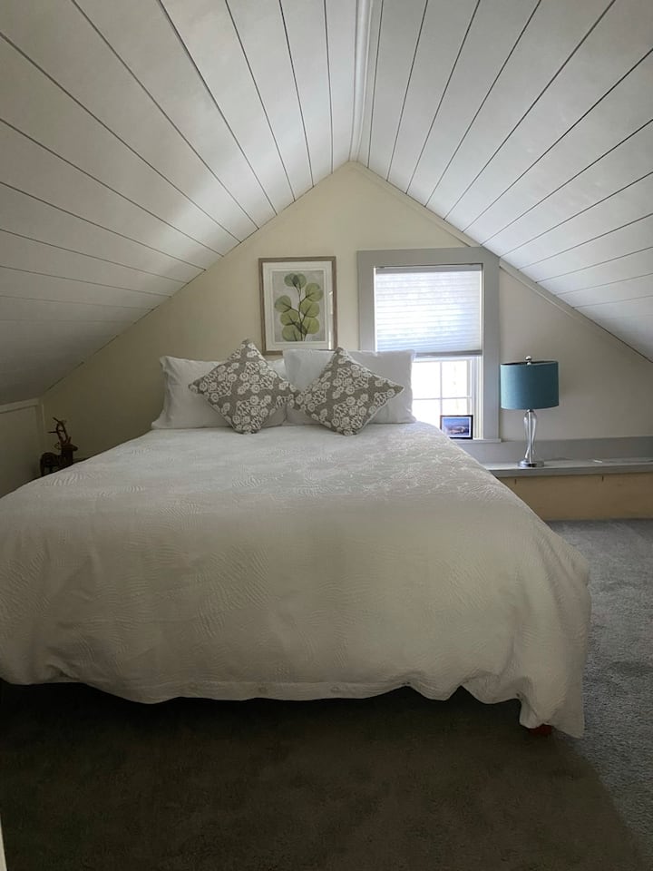 Pohodlná manželská posteľ s bambusovým/bavlneným matracom, teplá alternatívna prikrývka na chladné noci.