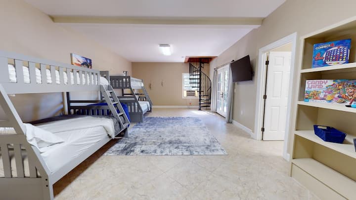 Stapelkamer met 2 stapelbedden. Vol op de bodem en twee eenpersoonsbedden op de top. Zitzak opent naar  een koningin