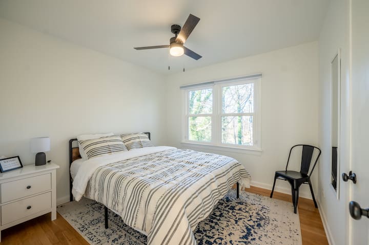 Druhá spálňa na prízemí je vybavená manželskou posteľou a malou komorou/nočným stolíkom. Všetky spálne majú šatník, zrkadlo, zatemňovacie tienidlá, lampu a stropný ventilátor!