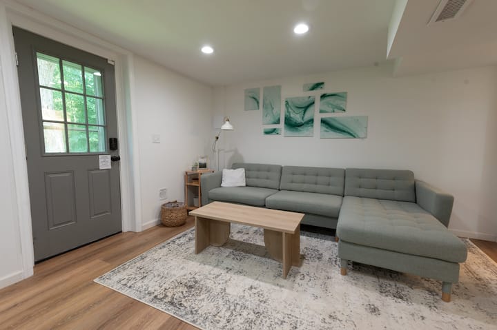 Obývacia izba na prízemí je tiež priestorom a trávi čas spolu. Množstvo prirodzeného svetla je doplnené niekoľkými zrkadlami a dokonca aj stanicou na make-up pre štyri osoby, ktorá je ideálna pre veľa ľudí, ktorí sa pripravujú naraz!