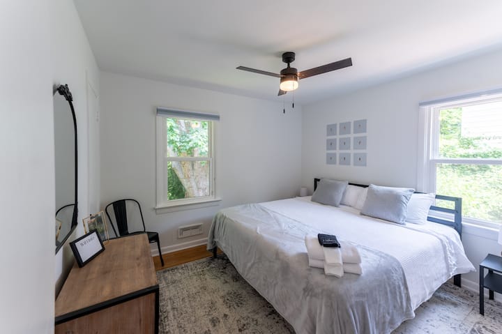 Prvá spálňa na hlavnom poschodí má manželskú posteľ a komodu. Všetky spálne majú skriňu, zrkadlo, zatemňovacie závesy, nočné stolíky s lampami a stropný ventilátor!