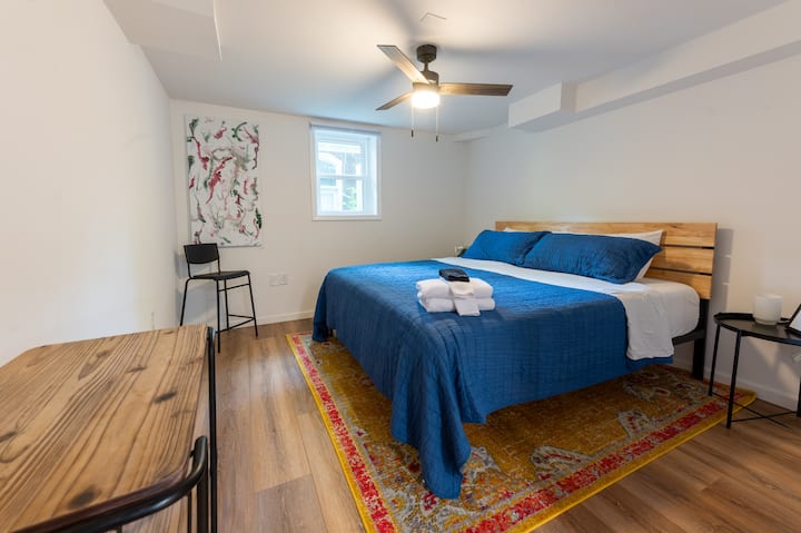 Štvrtá spálňa - na spodnom poschodí - má manželskú posteľ a malý regál. Všetky spálne majú šatník, zrkadlo, zatemňovacie odtiene, nočné stolíky s lampami a stropný ventilátor!