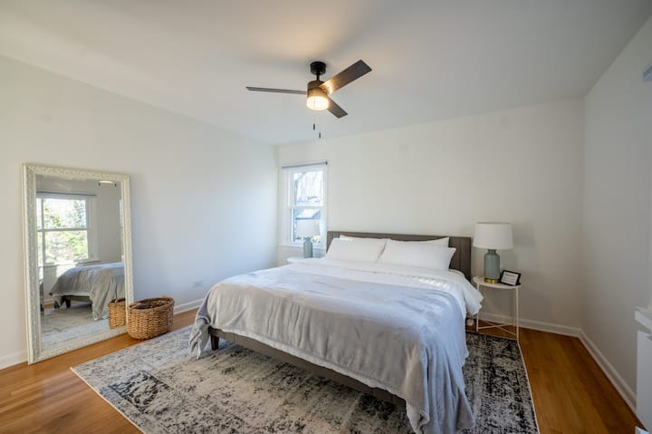 Tretia, mimoriadne veľká spálňa na prízemí je vybavená manželskou posteľou King a komorou. Všetky spálne majú šatník, zrkadlo, zatemňovacie odtiene, nočné stolíky s lampami a stropný ventilátor!