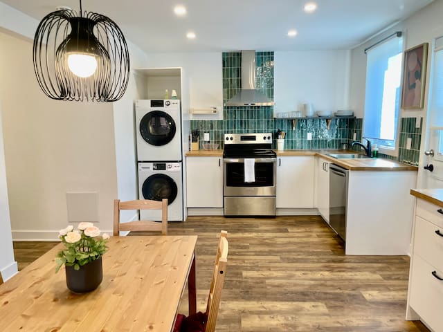 Cozy 2 bedroom MTL | 5 Min to Metro |Monthly Stays gallery image 3