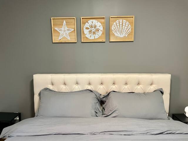 Cozy 2 bedroom MTL | 5 Min to Metro |Monthly Stays gallery image 4