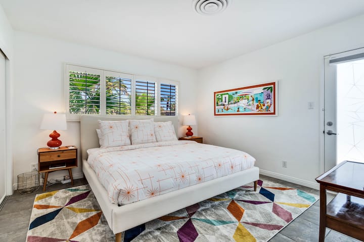 เตียงขนาดคิงไซส์ในห้องนอนของผู้เข้าพักที่มีศิลปะดั้งเดิมจาก Shag ฟูกนอนใหม่ล่าสุดจาก Tuft & Needle ไฟอัจฉริยะ Hue