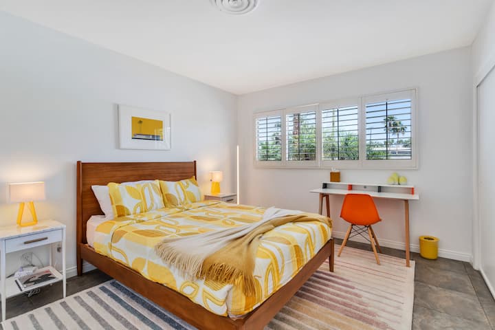 ห้องนอนแขกพร้อมเตียงขนาดควีนไซส์ที่นอน Tuft & Needle ใหม่ล่าสุดไฟอัจฉริยะ Hue และโต๊ะทำงาน 