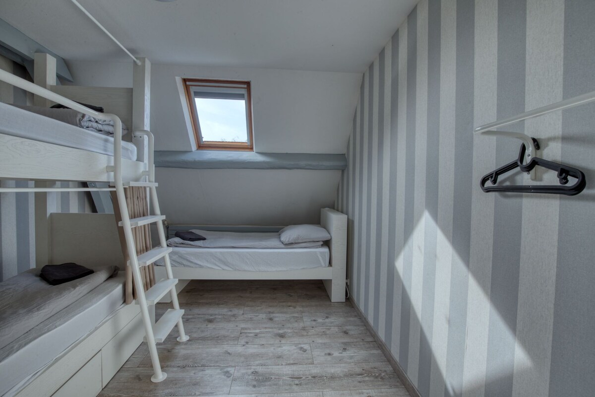 Dhoma e gjumit 4 : 1 krevat marinari dhe 1 tek - Shtëpi kryesore - kati i parë