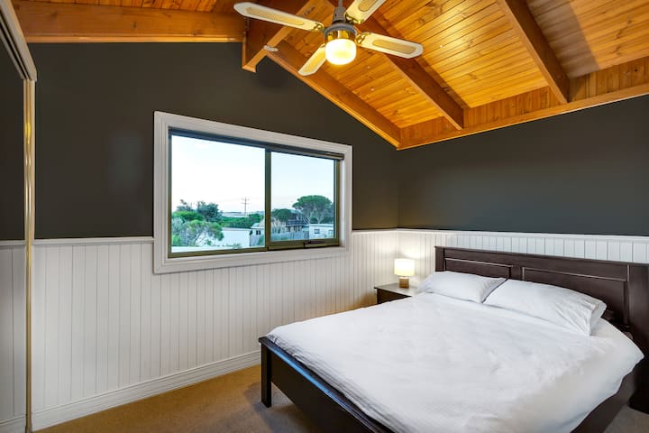 楼上带标准双人床的第二间卧室