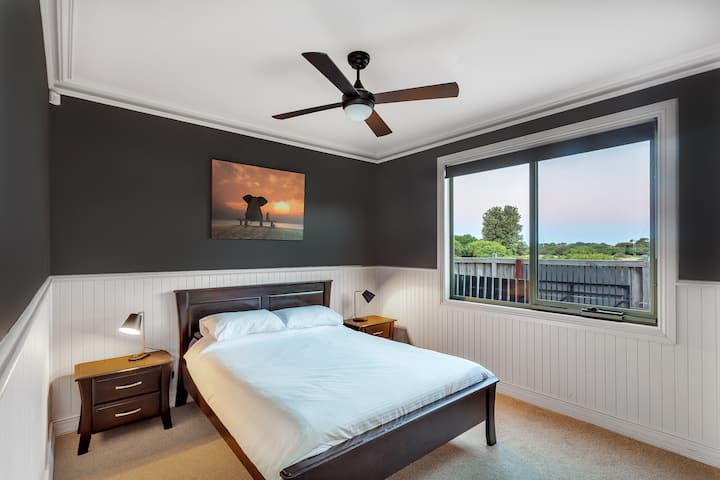 带标准双人床的楼下卧室