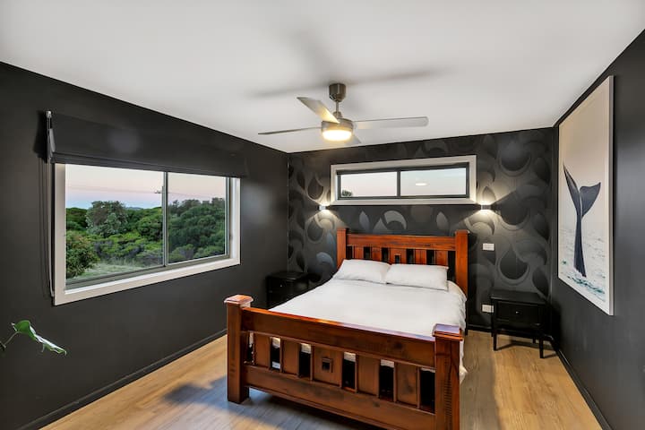 主卧配备智能电视和步入式套房