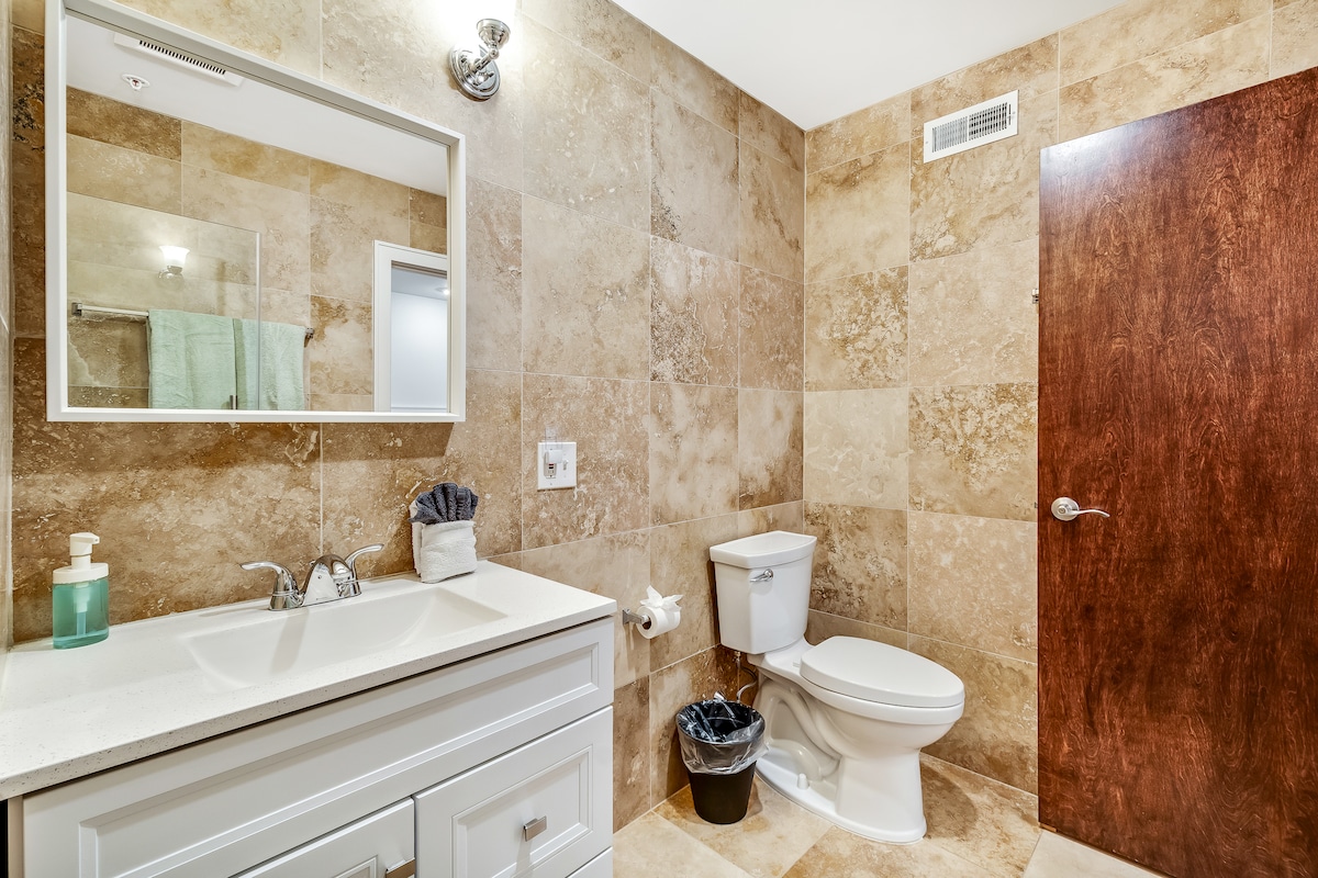 Unit 5, Queen Bed, Wi-Fi, Elevator @ Old City