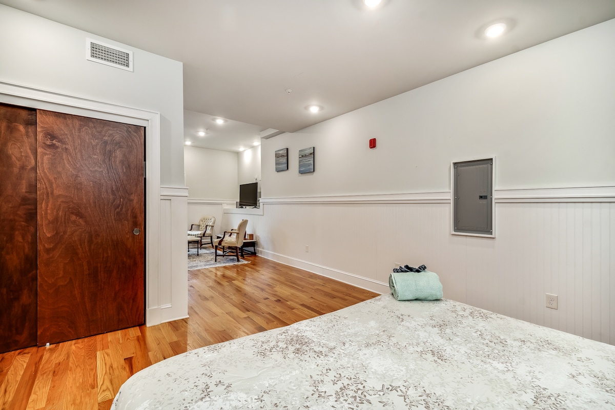 Unit 5, Queen Bed, Wi-Fi, Elevator @ Old City