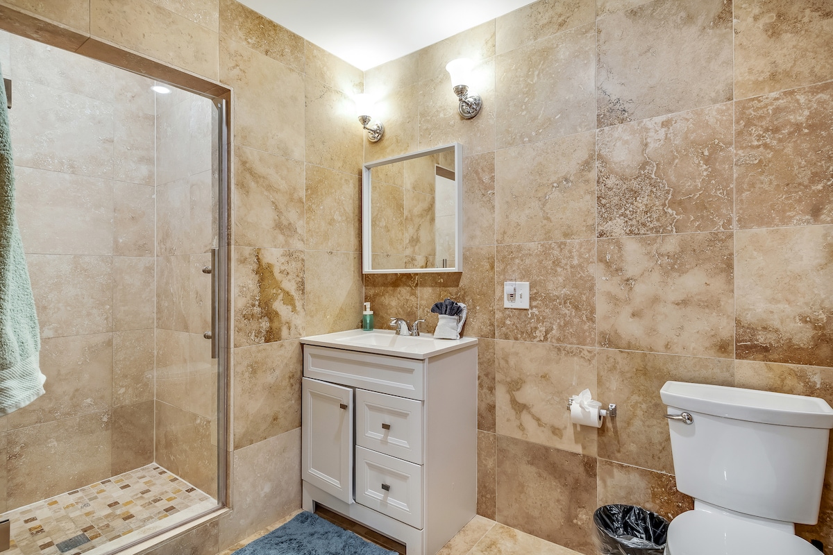 Unit 5, Queen Bed, Wi-Fi, Elevator @ Old City