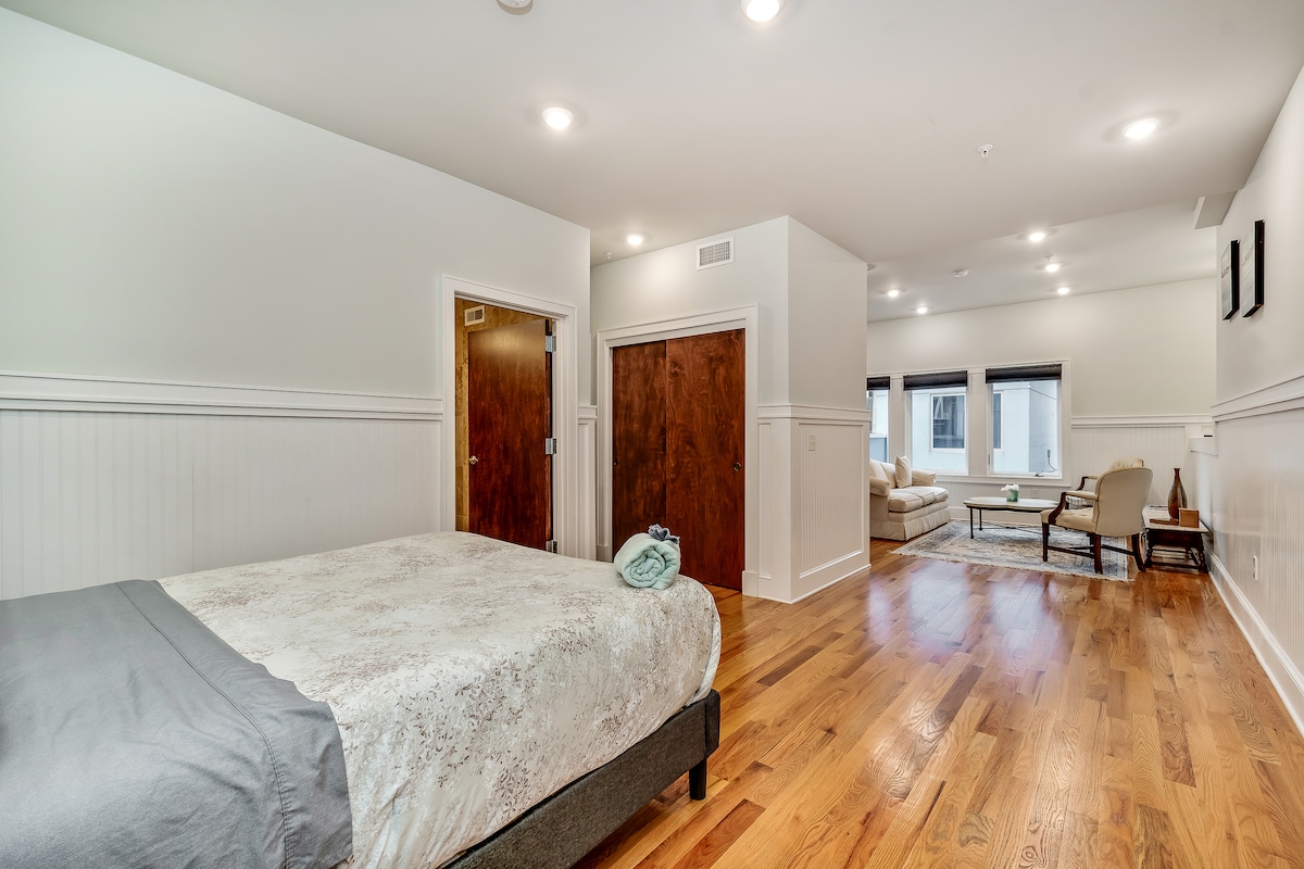 Unit 5, Queen Bed, Wi-Fi, Elevator @ Old City