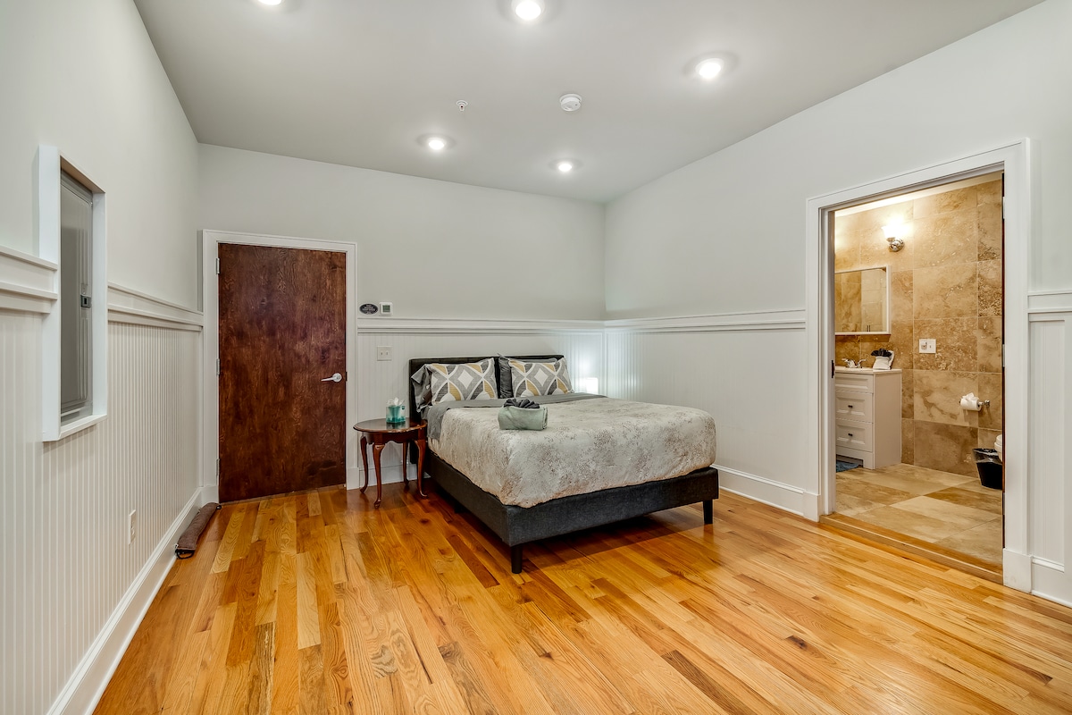 Unit 5, Queen Bed, Wi-Fi, Elevator @ Old City