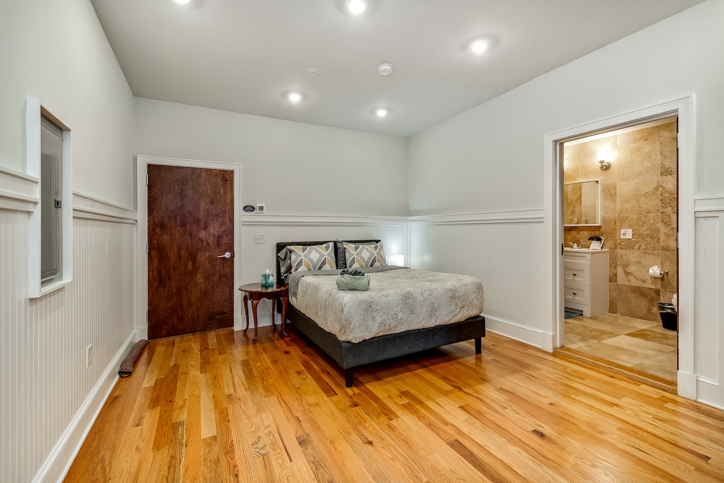 Unit 5, Queen Bed, Wi-Fi, Elevator @ Old City