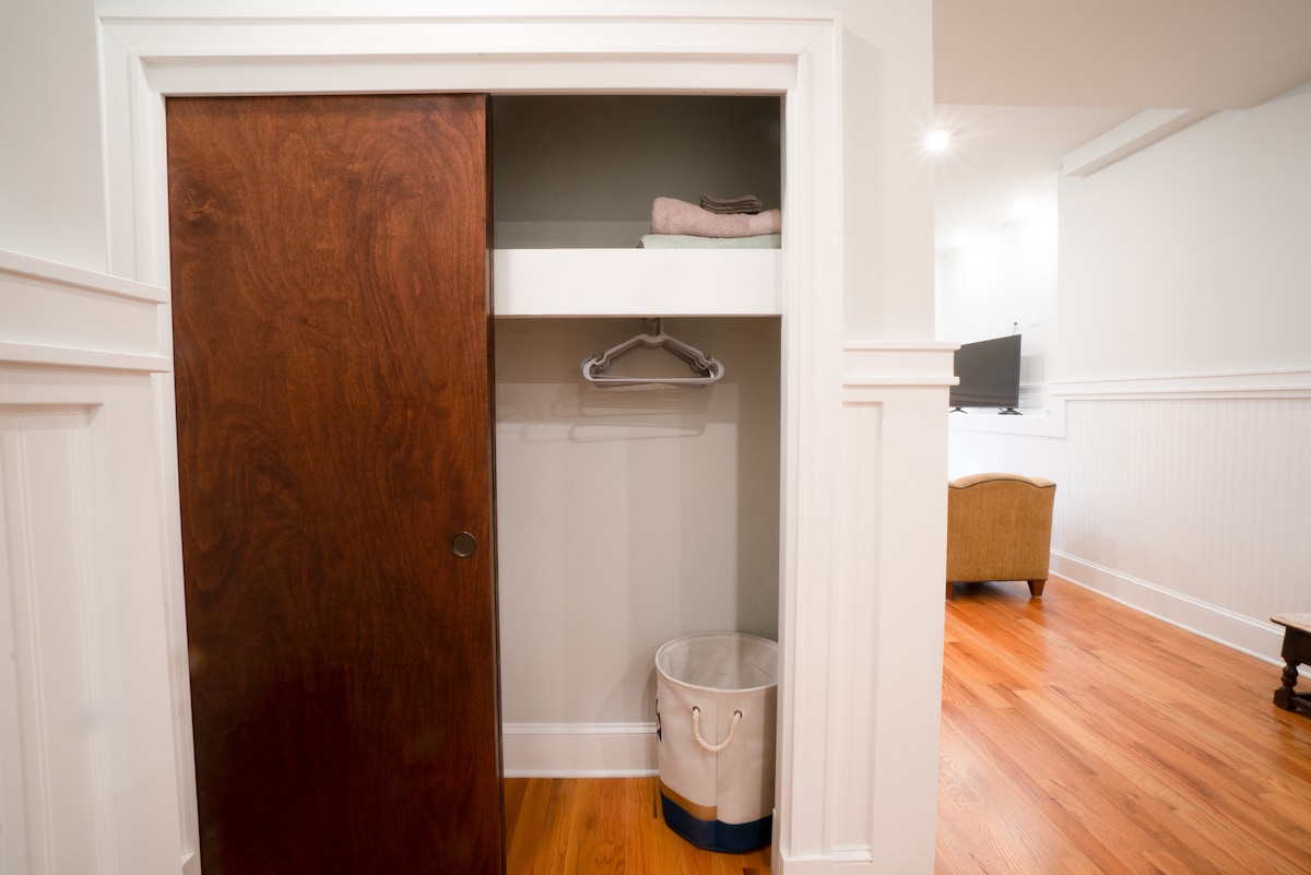 Unit 5, Queen Bed, Wi-Fi, Elevator @ Old City