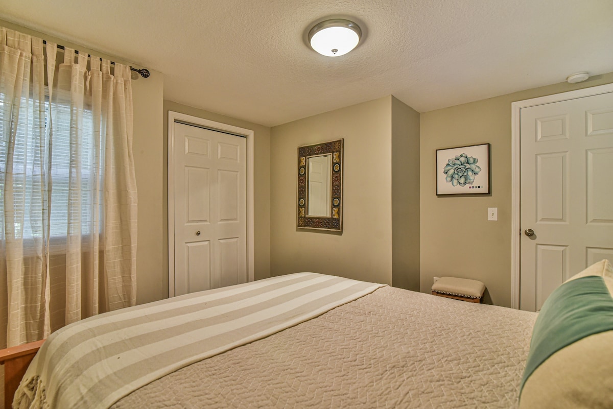 Спалнята за гости разполага с удобно двойно легло, килер и малък скрин.