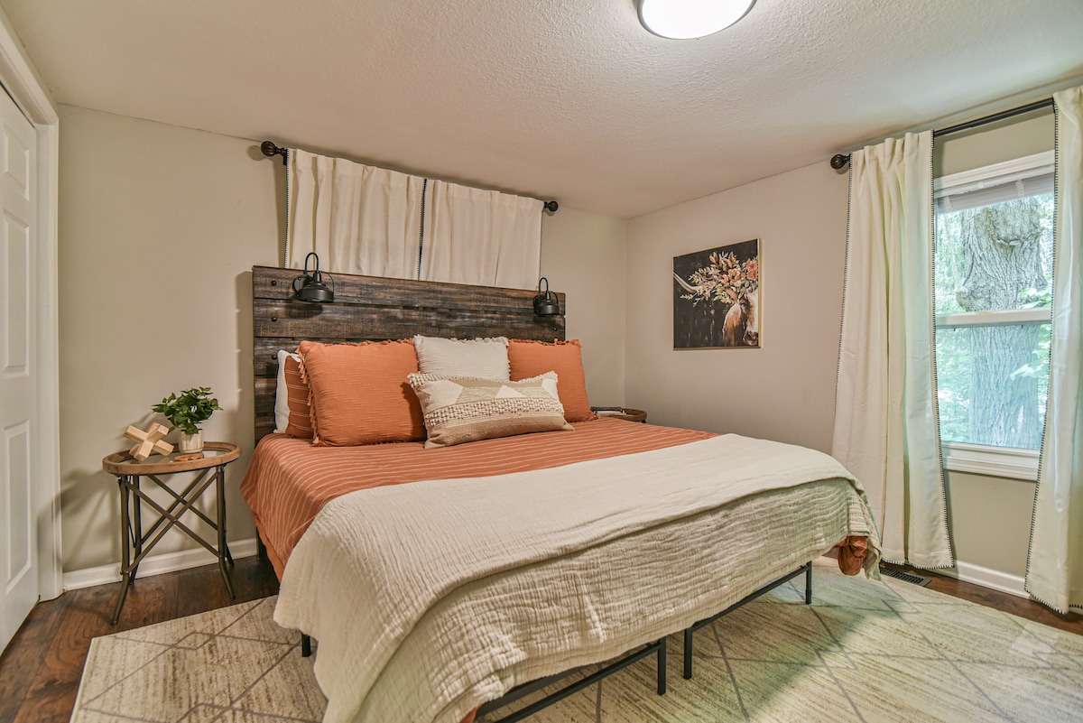 Основната спалня разполага с удобно легло тип Кинг. Ейми, гостът ни, каза: „Спахме спокойно под нежните звуци на потока !“