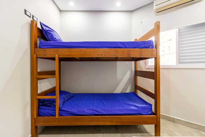 ห้องนอน 1 =
เตียงสองชั้น 1 หลังและเตียงเสริม 1 หลังพร้อมเครื่องปรับอากาศ