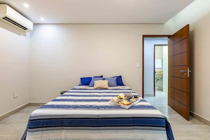 ห้องนอน 2 =
ห้องสวีทพร้อมเตียงคู่และเครื่องปรับอากาศ